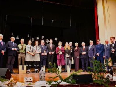 Gala „Ambasador Powiatu Miechowskiego” - zdjęcie grupowe laureatów