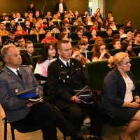 Młodzież oraz komendanci powiatowi policji i straży pożarnej