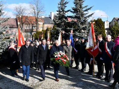 Złożenie kwiatów pod Pomnikiem z Orłem na Rynku Głównym 