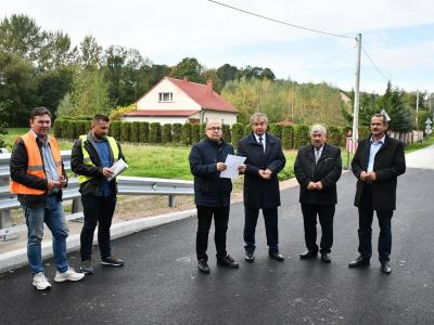 Odbiór techniczny mostu w Przesławicach z udziałem przedstawicieli władz powiatu miechowskiego i ZDP