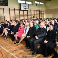 Licznie zgromadzona publiczność podziwia występy i przysłuchuje się przemówieniom