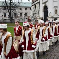 Barwny korowód uczniów Zespołu Szkół Nr 1 podąża na salę gimnastyczną