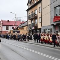 Korowód uczniów, nauczycieli i gości miechowskiego Ekonomika podąża na salę gimnastyczną