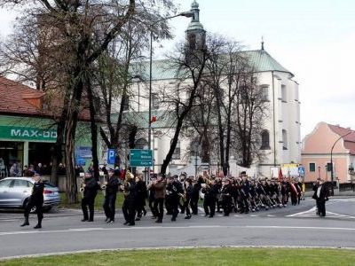 Kolumna marszowa zmierza pod Pomnik z Orłem