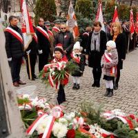 Najmłodsi składają hołd pod Pomnikiem z Orłem