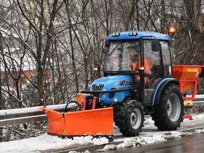 Nowy mały ciągnik komunalny LS R60 do utrzymania chodników i poboczy powiatowych