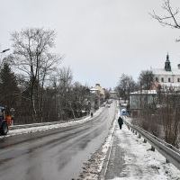 Nowy ciągnik z osprzętem do odśnieżania w akcji na ul. Warszawskiej w Miechowie