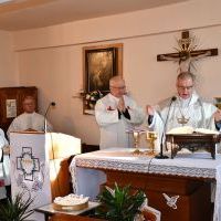 Mszę św. w kaplicy Szpitala odprawił ks. biskup Jan Piotrowski w koncelebrze z proboszczem Franciszkiem Siarkiem i kapelanami - ks. Wojciechem Pilotem i Stanisławem Latosińskim