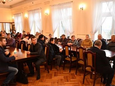 Sala konferencyjna Starostwa Powiatowego w Miechowie wypełniona rolnikami zainteresowanymi wapnowaniem gleb