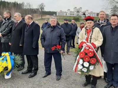 Delegacje partnerskich powiatów - miechowskiego i iwacewickiego, wspólnie na obchodach 274. rocznicy urodzin Tadeusza Kościuszki