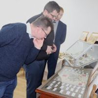 Delegacja Powiatu Miechowskiego zwiedza Muzeum w Iwacewiczach